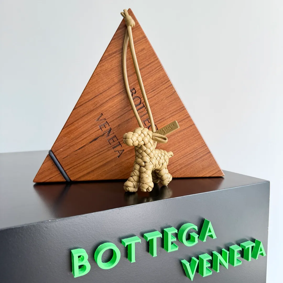 Batch 540 BOTTEGA VENETA2025 new puppy-shaped pendant braided puppy is now online😎The leather braided puppy-shaped pendant can be hung on any handbag, and it is as cute, delicate and colorful as it matches with a bag. Cute and cute, it will touch your heart at any time. It can be hung on bags or keychains. Who can resist such a cute puppy? Style number: 807068